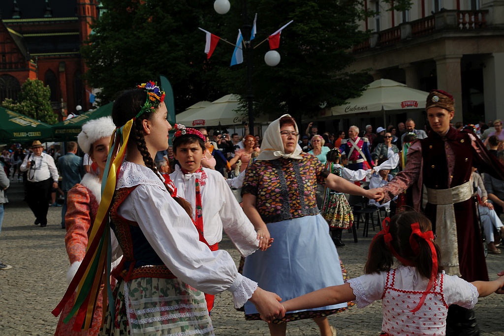 Legniczanie rozwinęli biało – czerwoną i zatańczyli Poloneza