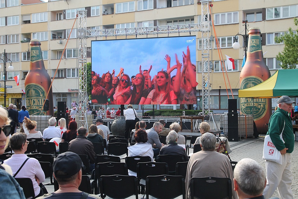 Legniczanie rozwinęli biało – czerwoną i zatańczyli Poloneza