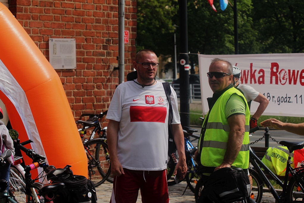 Ponad 150 rowerzystów wyjechało na rajd z Legnicy do Bieniowic