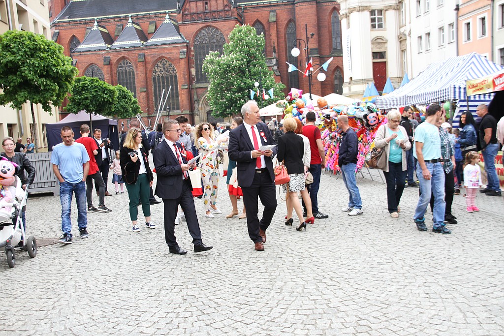 Legniczanie bawią się na rynku w trzecim dniu majówki cz2