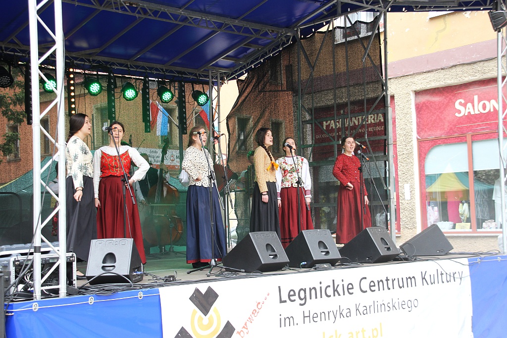 Legniczanie bawią się na rynku w trzecim dniu majówki cz2