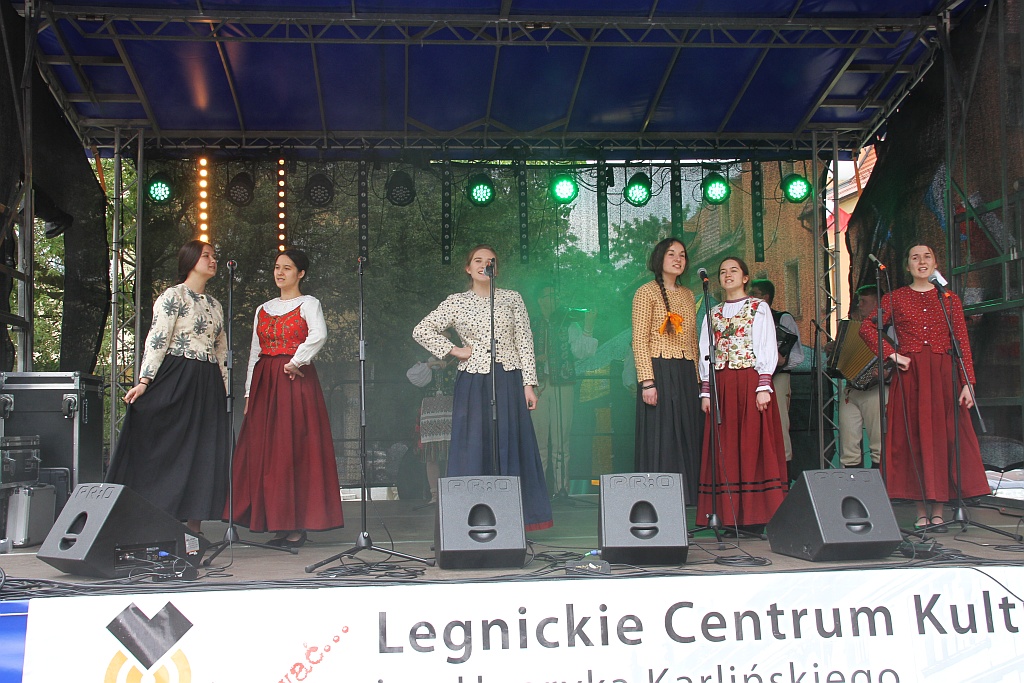 Legniczanie bawią się na rynku w trzecim dniu majówki cz2