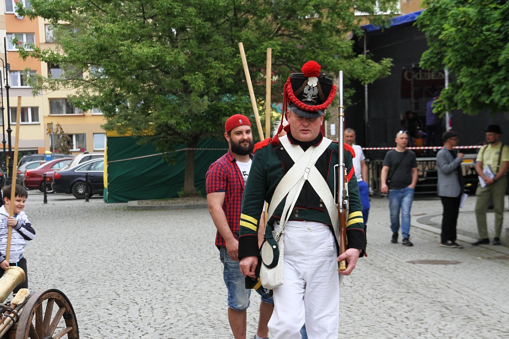 Legniczanie bawią się na rynku w trzecim dniu majówki cz2