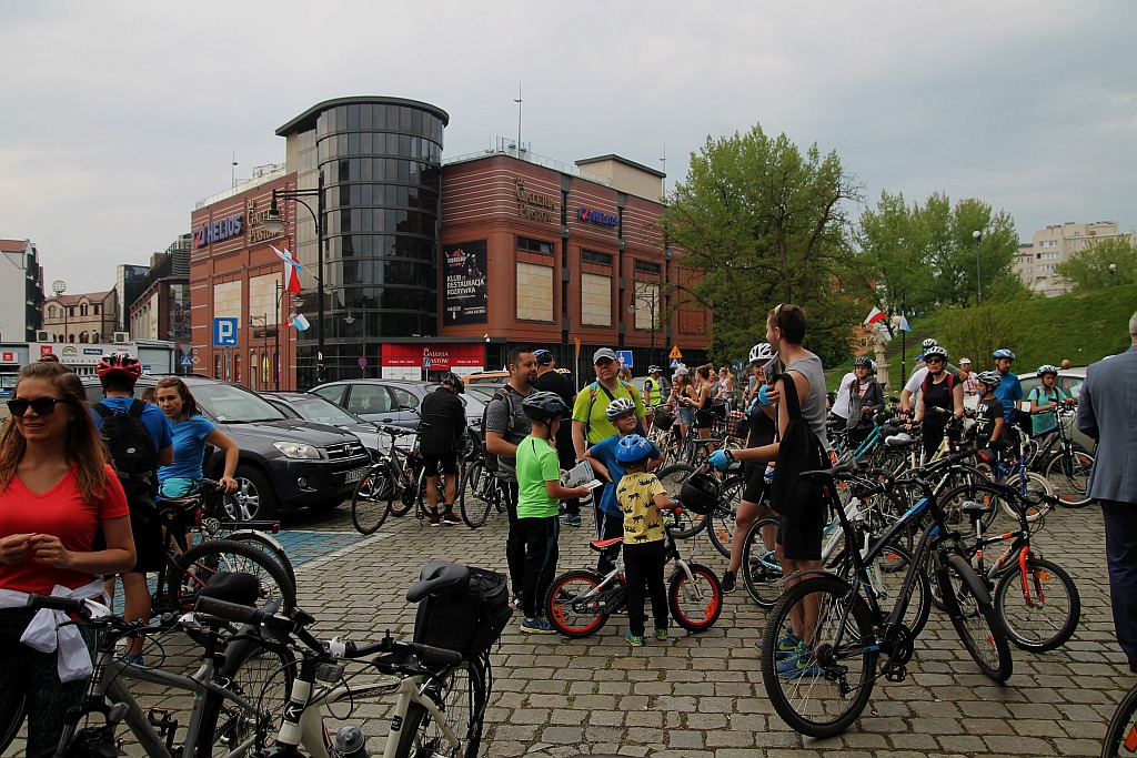 Ponad 150 rowerzystów wyjechało na rajd z Legnicy do Bieniowic