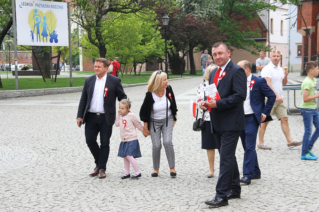 Legniczanie bawią się na rynku w trzecim dniu majówki cz2