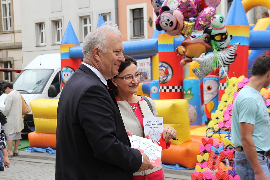 Legniczanie bawią się na rynku w trzecim dniu majówki cz2