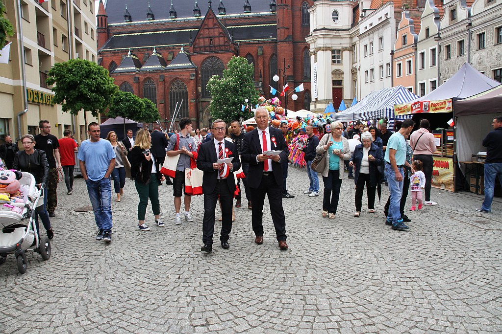 Legniczanie bawią się na rynku w trzecim dniu majówki cz2