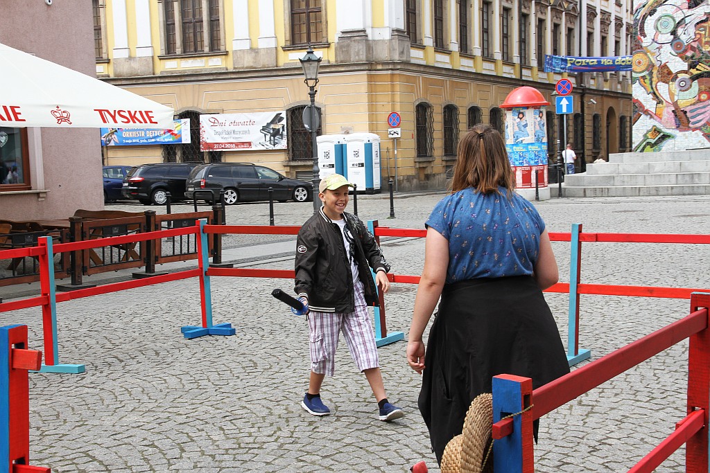 Legniczanie bawią się na rynku w trzecim dniu majówki cz1