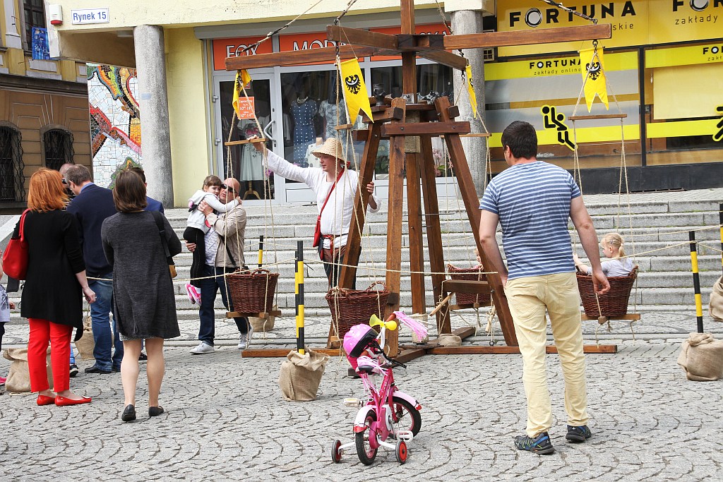 Legniczanie bawią się na rynku w trzecim dniu majówki cz1