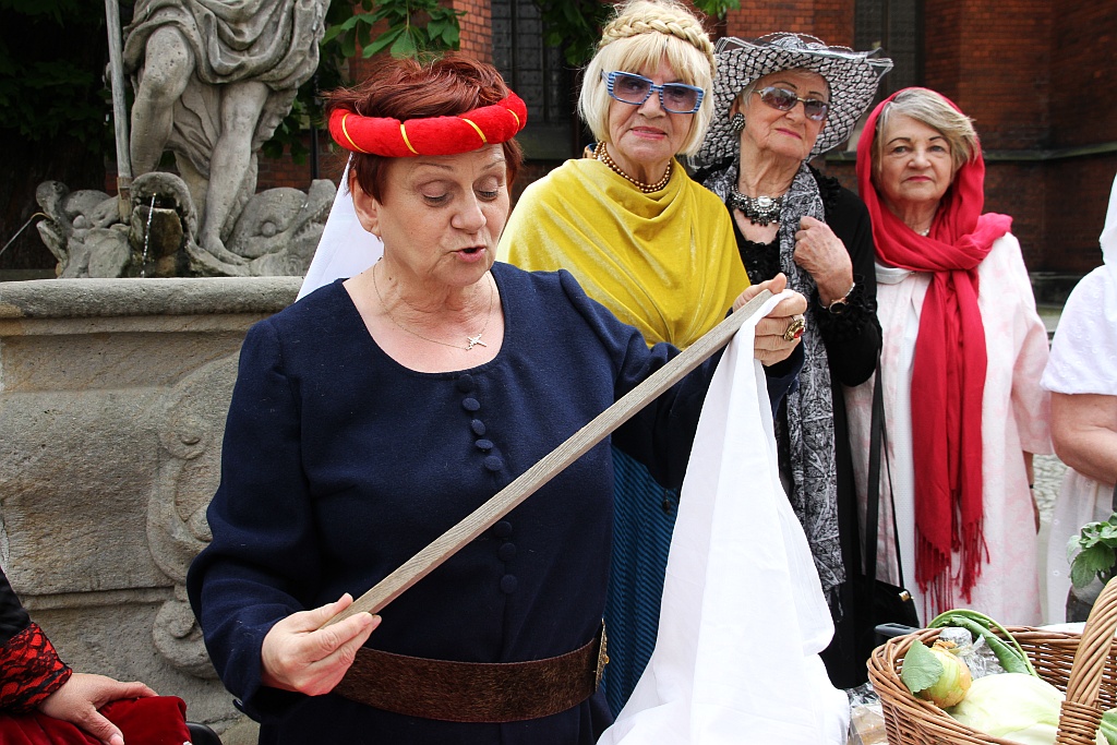 Legniczanie bawią się na rynku w trzecim dniu majówki cz1