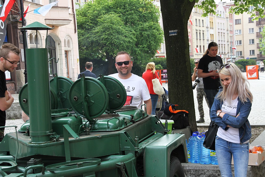 Legniczanie bawią się na rynku w trzecim dniu majówki cz1