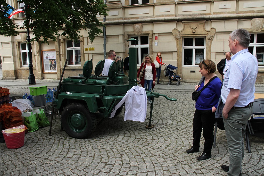 Legniczanie bawią się na rynku w trzecim dniu majówki cz1