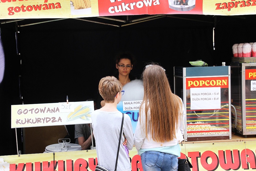 Legniczanie bawią się na rynku w trzecim dniu majówki cz1