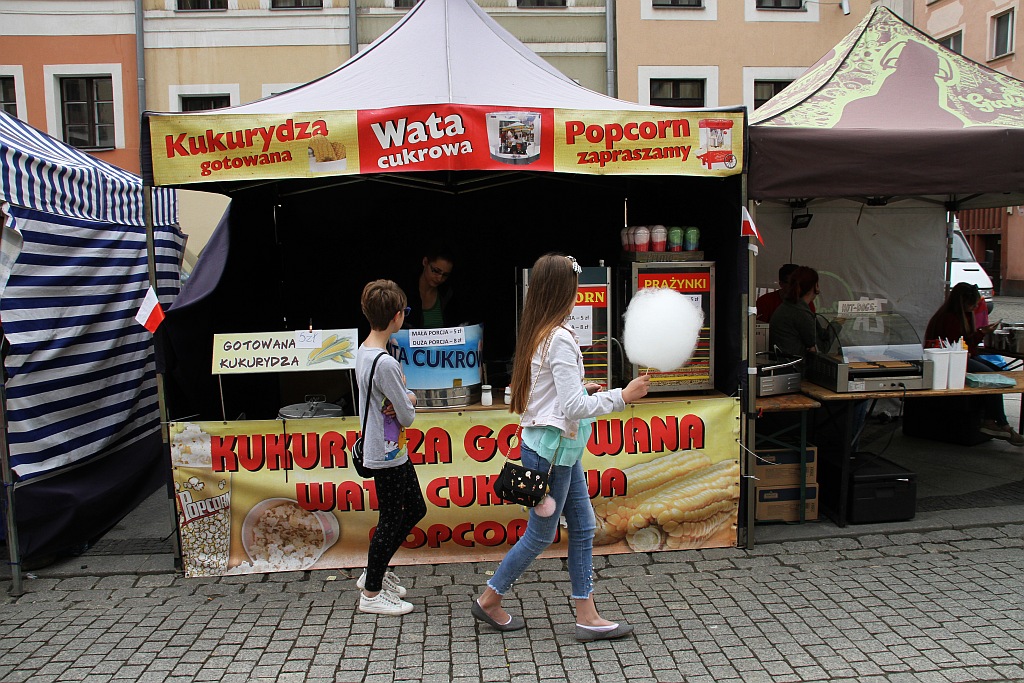 Legniczanie bawią się na rynku w trzecim dniu majówki cz1