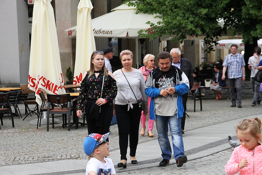 Legniczanie bawią się na rynku w trzecim dniu majówki cz1