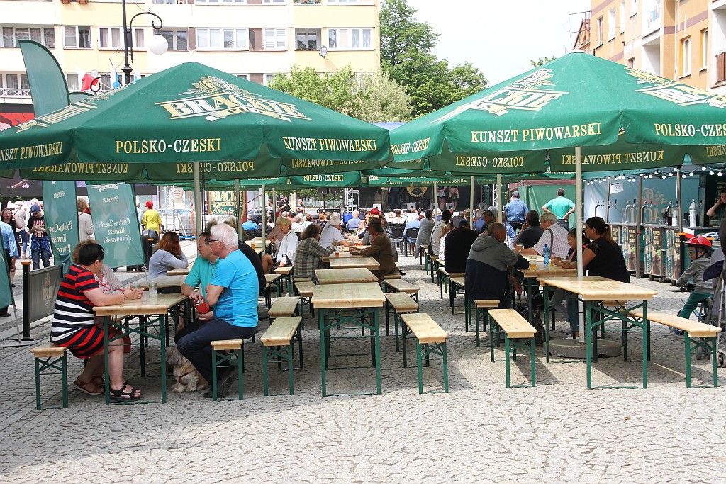 Legniczanie bawią się na rynku w trzecim dniu majówki cz1