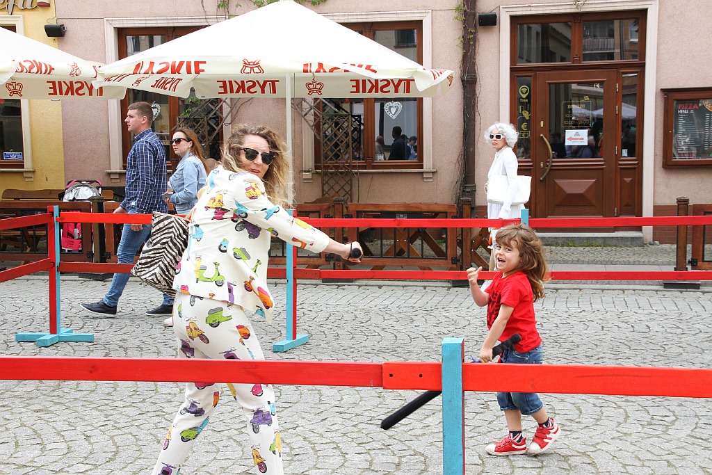 Legniczanie bawią się na rynku w trzecim dniu majówki cz1