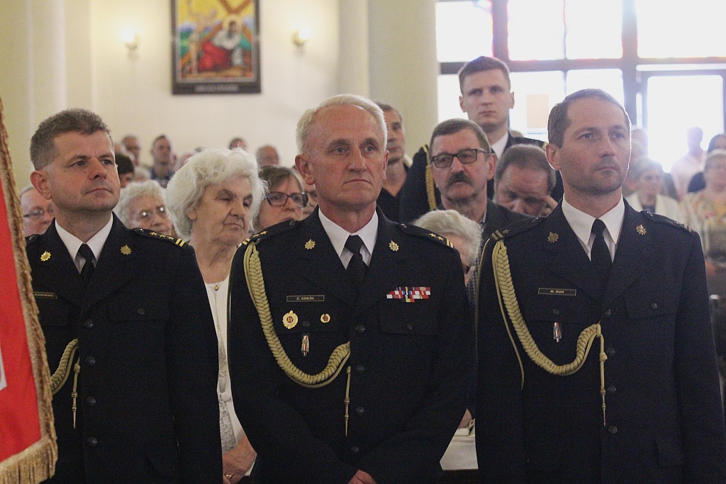 Uroczysta msza z okazji Dnia Strażaka w kościele na Piekarach