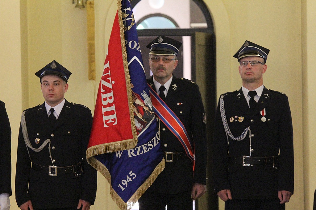 Uroczysta msza z okazji Dnia Strażaka w kościele na Piekarach