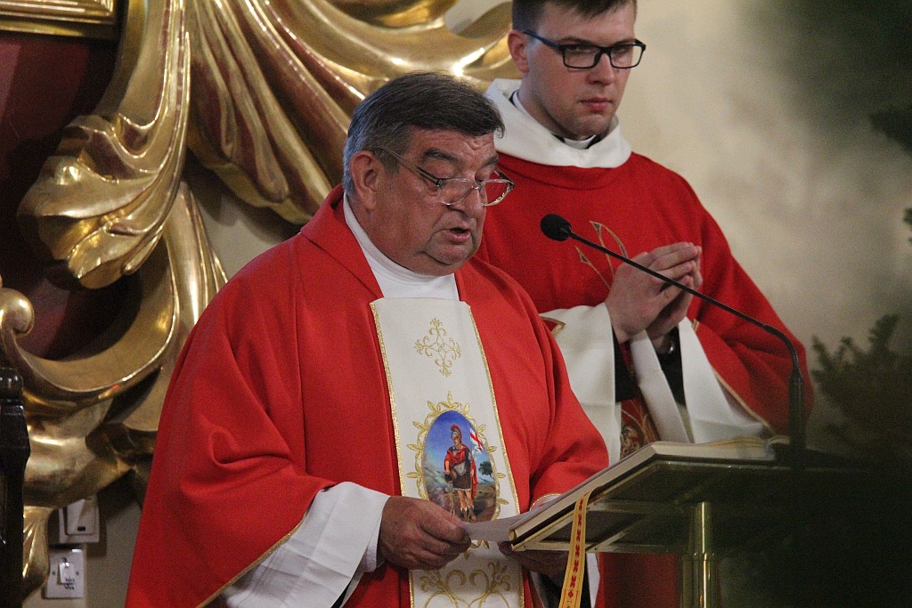 Uroczysta msza z okazji Dnia Strażaka w kościele na Piekarach