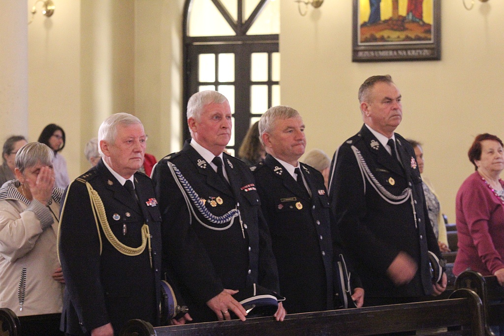 Uroczysta msza z okazji Dnia Strażaka w kościele na Piekarach