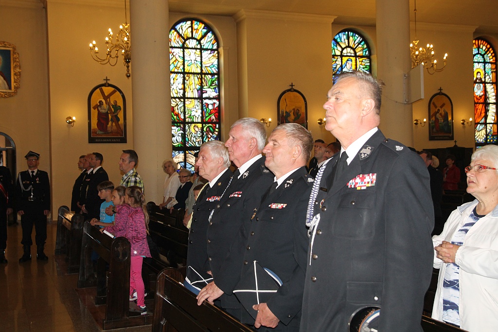 Uroczysta msza z okazji Dnia Strażaka w kościele na Piekarach