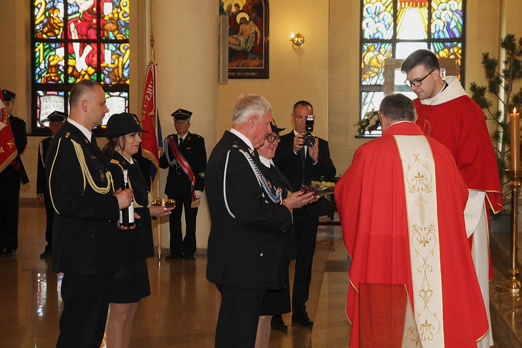 Uroczysta msza z okazji Dnia Strażaka w kościele na Piekarach