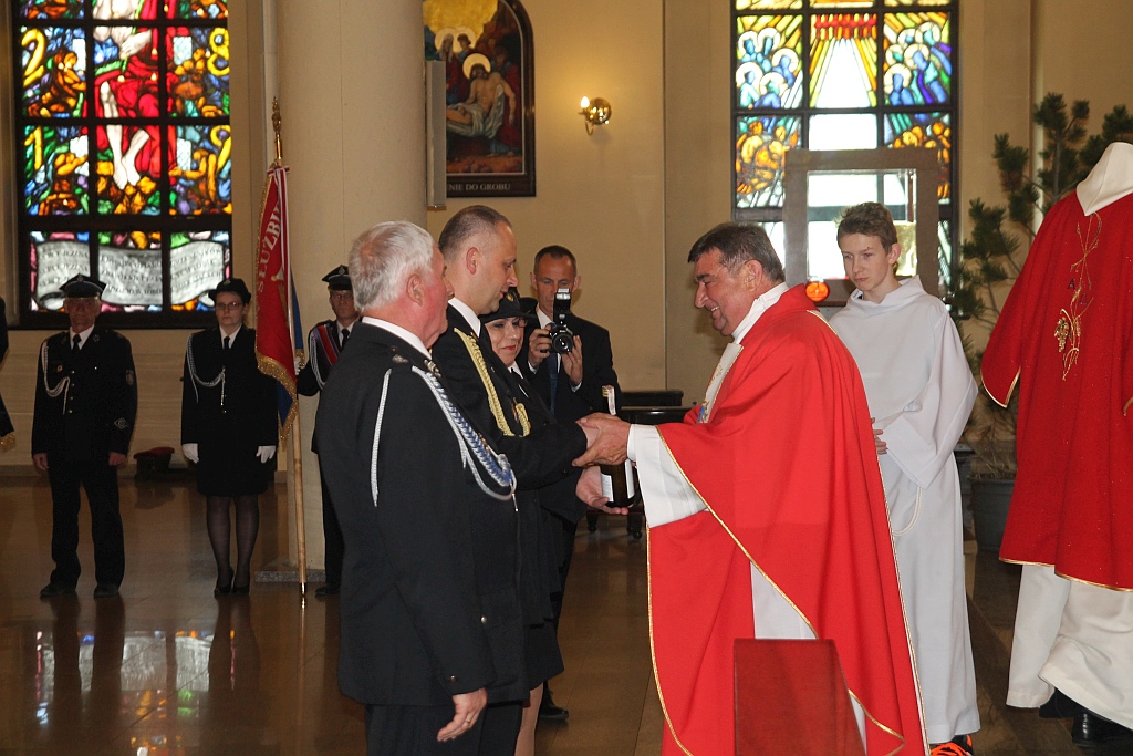 Uroczysta msza z okazji Dnia Strażaka w kościele na Piekarach
