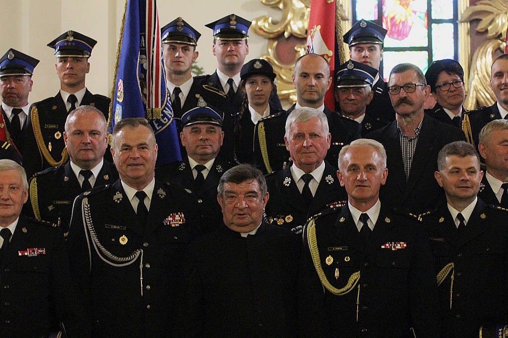 Uroczysta msza z okazji Dnia Strażaka w kościele na Piekarach