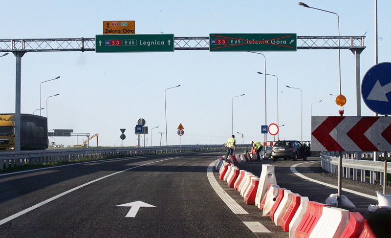 Pierwsze samochody pojechały nowym odcinkiem drogi S3