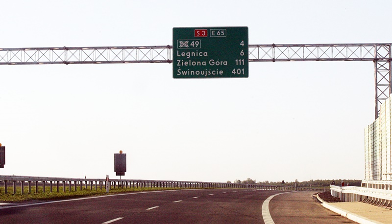 Pierwsze samochody pojechały nowym odcinkiem drogi S3