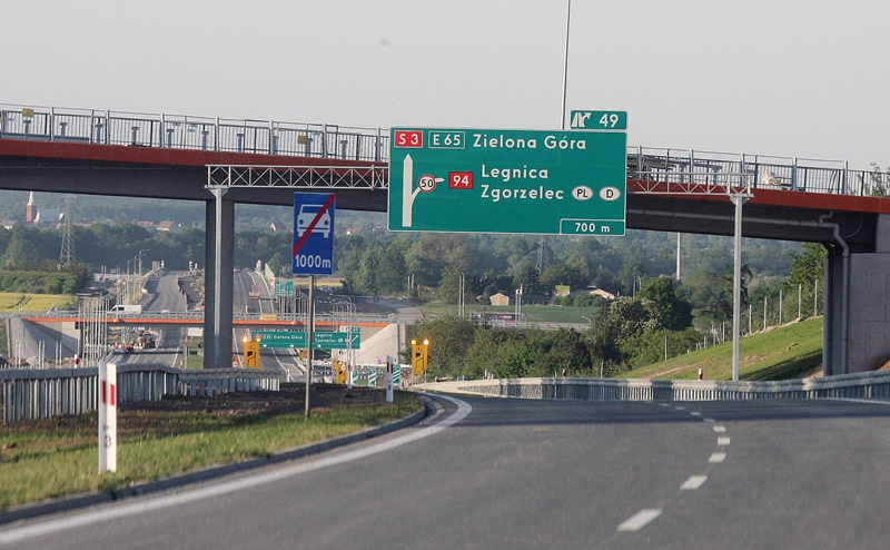 Pierwsze samochody pojechały nowym odcinkiem drogi S3