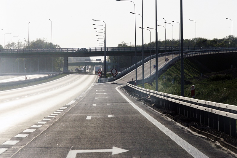 Pierwsze samochody pojechały nowym odcinkiem drogi S3