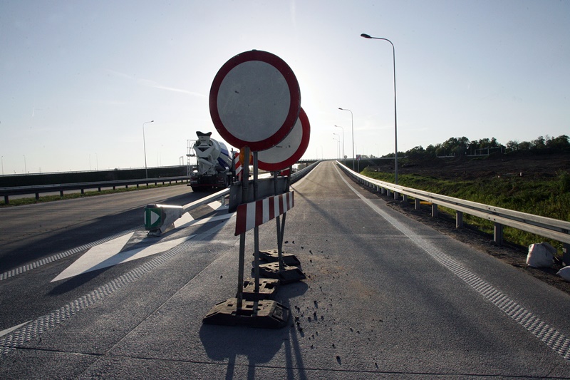 Pierwsze samochody pojechały nowym odcinkiem drogi S3
