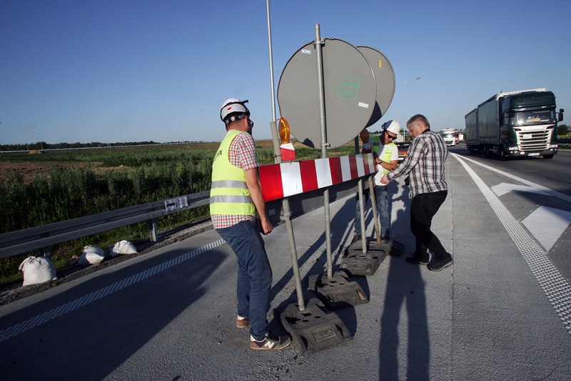Pierwsze samochody pojechały nowym odcinkiem drogi S3