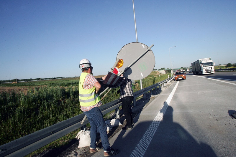 Pierwsze samochody pojechały nowym odcinkiem drogi S3