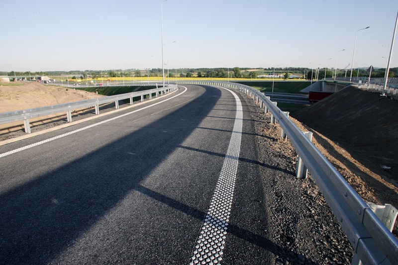 Pierwsze samochody pojechały nowym odcinkiem drogi S3