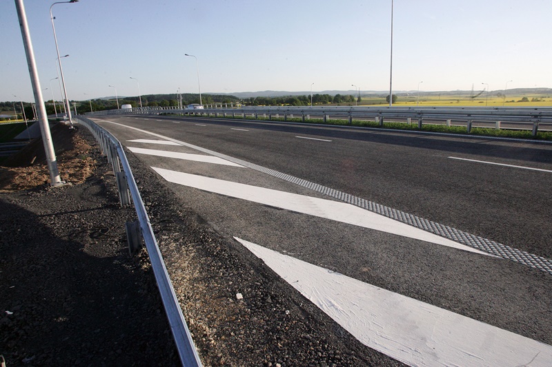 Pierwsze samochody pojechały nowym odcinkiem drogi S3