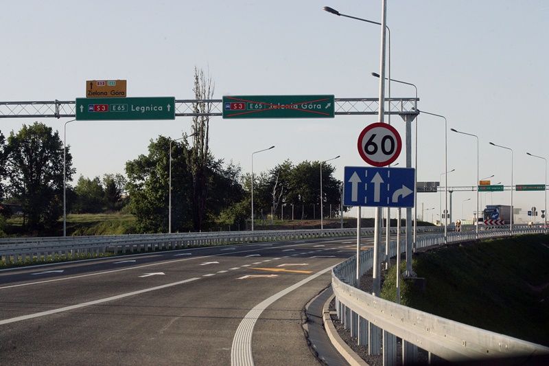 Pierwsze samochody pojechały nowym odcinkiem drogi S3