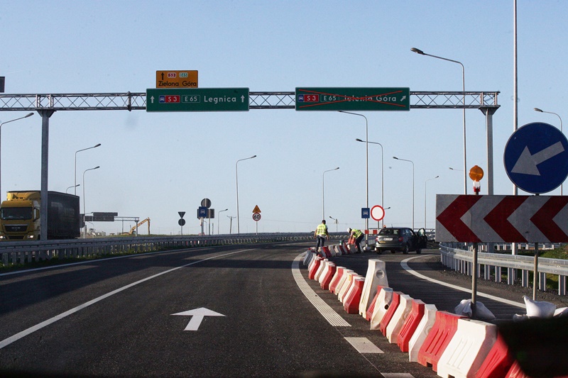 Pierwsze samochody pojechały nowym odcinkiem drogi S3