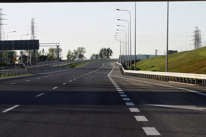 Pierwsze samochody pojechały nowym odcinkiem drogi S3