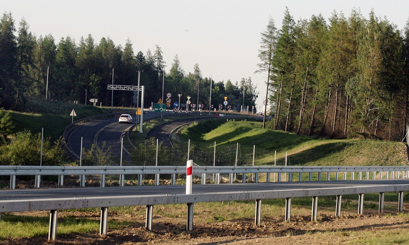 Pierwsze samochody pojechały nowym odcinkiem drogi S3