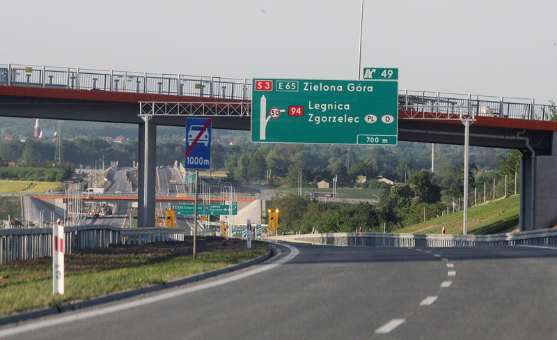 Pierwsze samochody pojechały nowym odcinkiem drogi S3