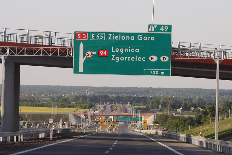 Pierwsze samochody pojechały nowym odcinkiem drogi S3
