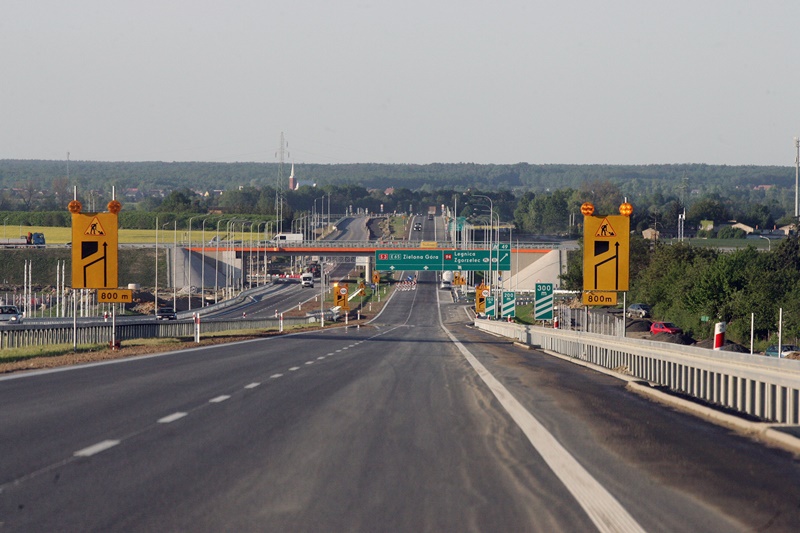 Pierwsze samochody pojechały nowym odcinkiem drogi S3