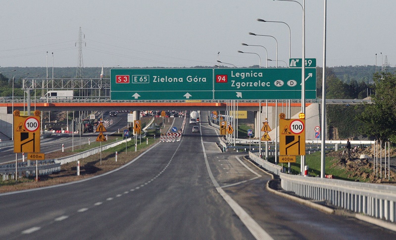 Pierwsze samochody pojechały nowym odcinkiem drogi S3