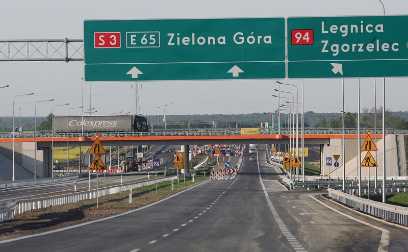 Pierwsze samochody pojechały nowym odcinkiem drogi S3