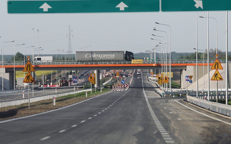 Pierwsze samochody pojechały nowym odcinkiem drogi S3