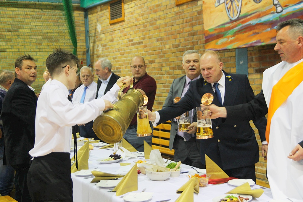 Centralna hutnicza karczma piwna w hali przy ulicy Lotniczej