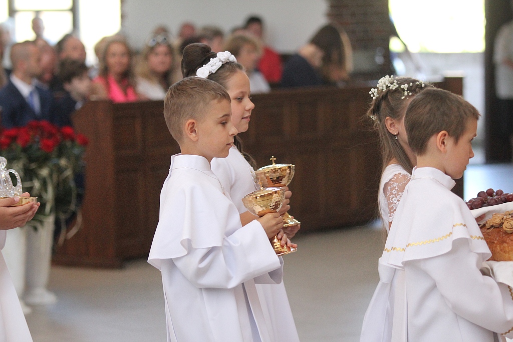 I Komunia święta w kościele Matki Bozej Królowej Polski